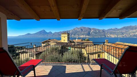 Full house with amazing lake view