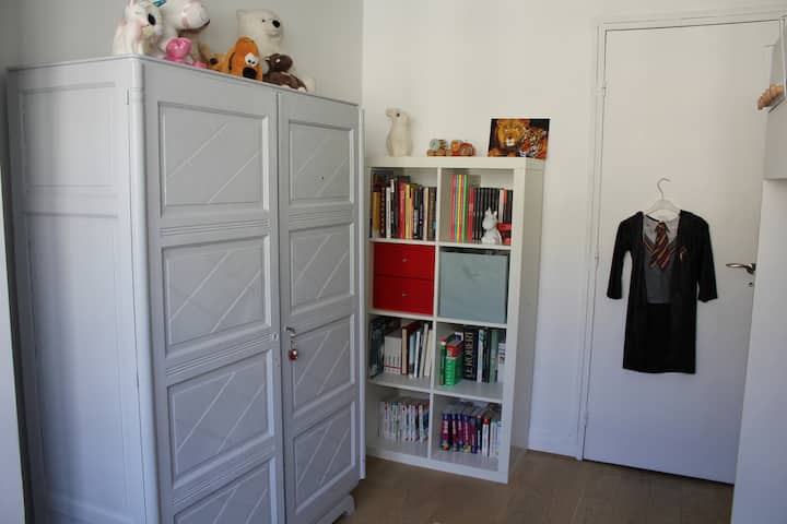 Chumba cha watoto kilicho na kabati la nguo, kitanda cha roshani kilicho na dawati, midoli na vitabu vingi!