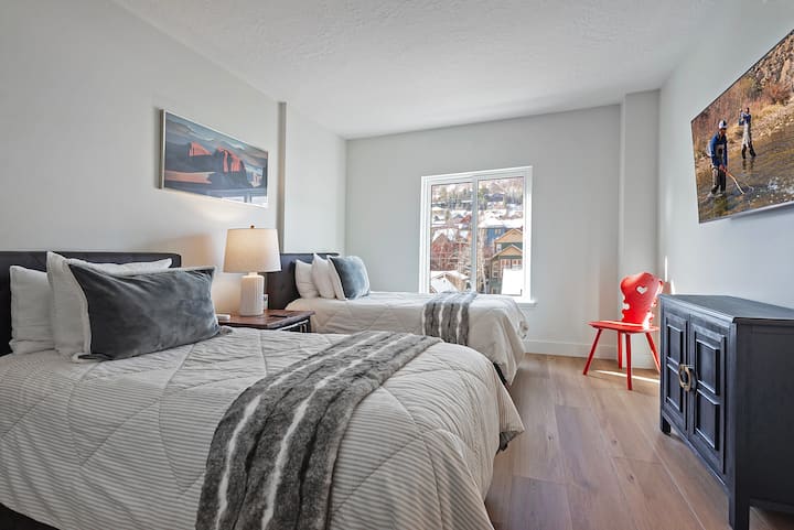 2nd Bedroom - 2 twins, Smart TV, Large closet