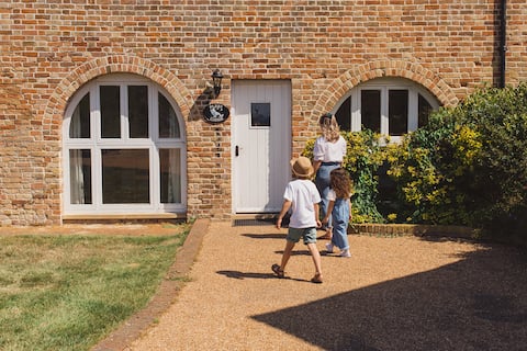 Beautiful converted barn cottage w/ country views