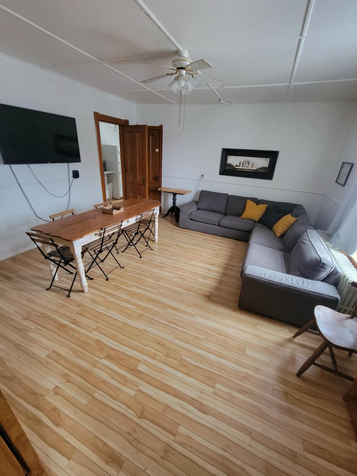 להירגע ולצפות בטלוויזיה בסוף יום חוף נהדר על ספה נוחה.