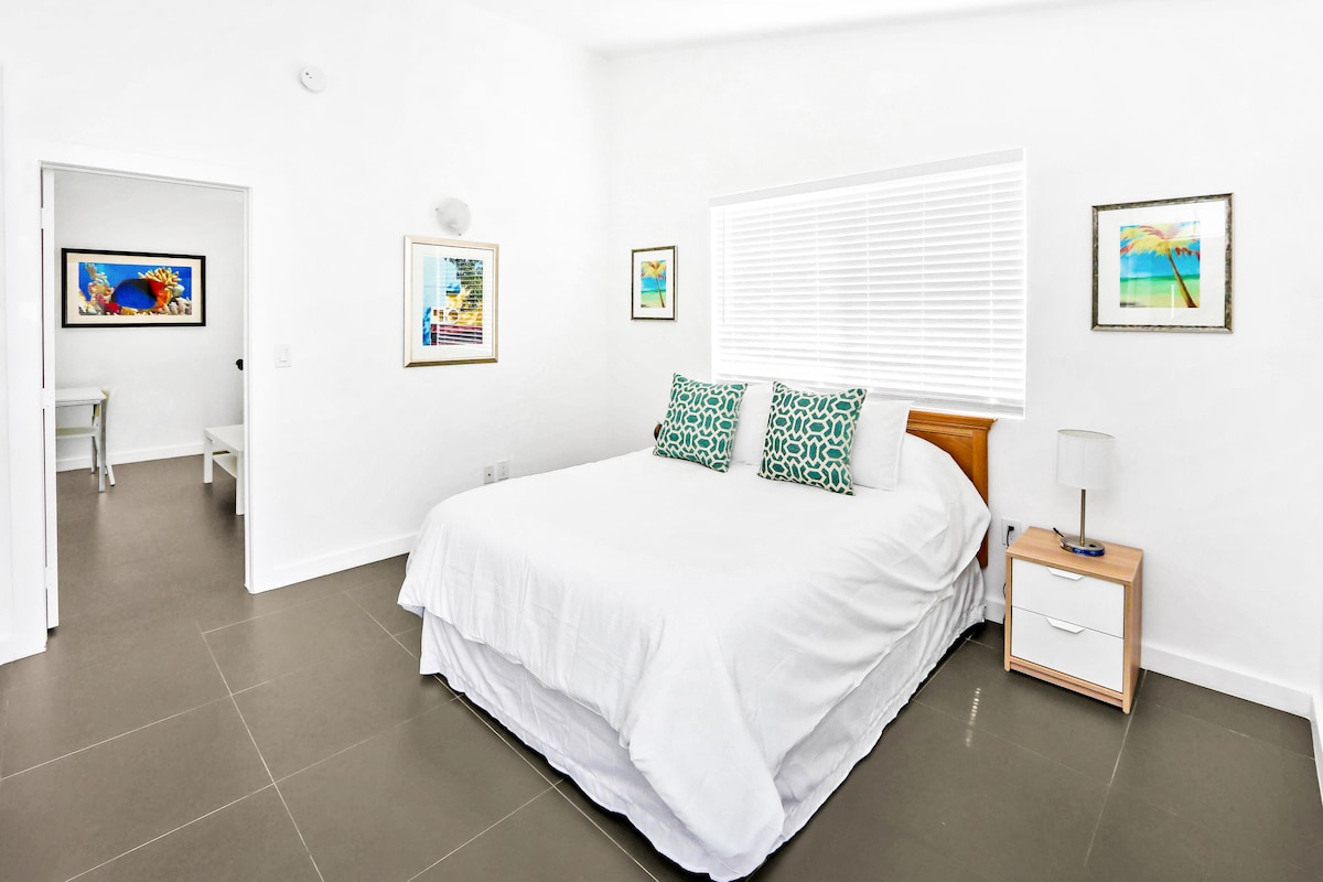 在配备舒适的标准双人床的卧室中体验深度休息，在城市探险一天后完美。