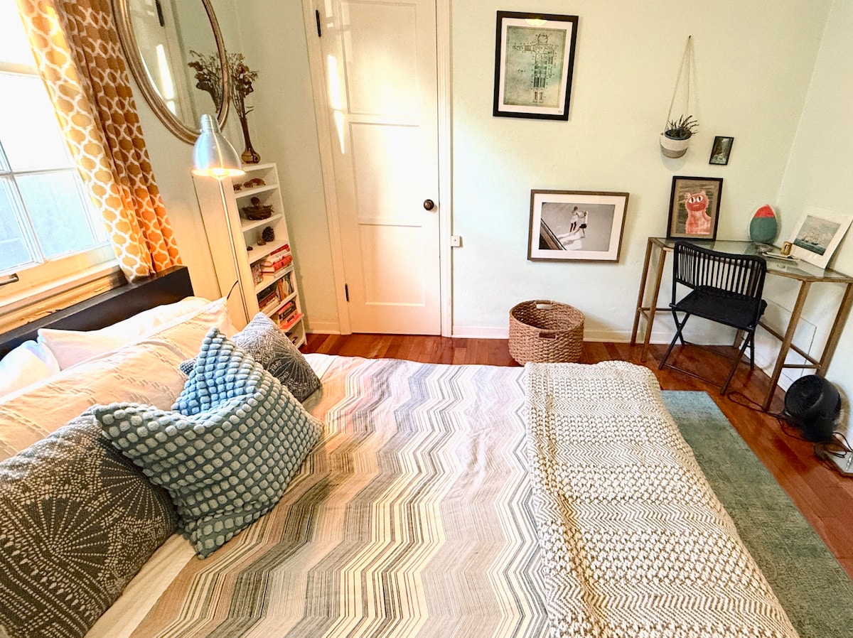 Druhá spálňa v hlavnom dome s pripojeným WC s umývadlom