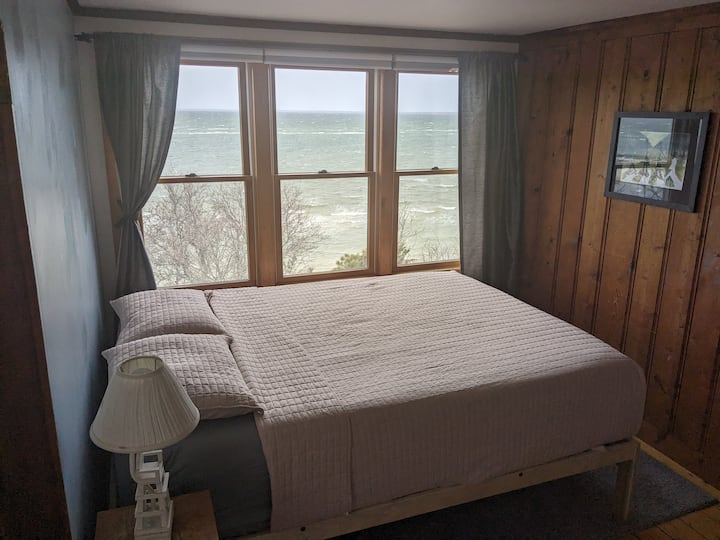 سرير كوين بإطلالة على خليج كيب كود!