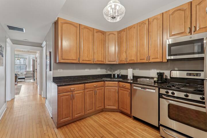 Stylish Comfy Flat by Wrigley Field+CTA for Groups gallery image 5