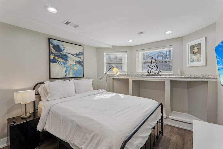 Comfy/Elegant Home by Wrigley, Garage Spot & Yard gallery image 4