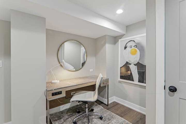 Comfy/Elegant Home by Wrigley, Garage Spot & Yard gallery image 3