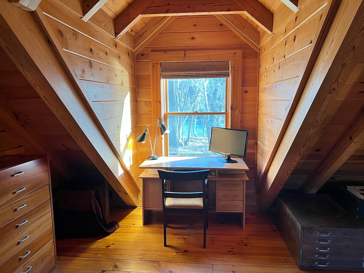 غرفة النوم الرئيسية، محطة العمل مع إطلالة على النهر.  إضاءة رائعة لاجتماعات Zoom.