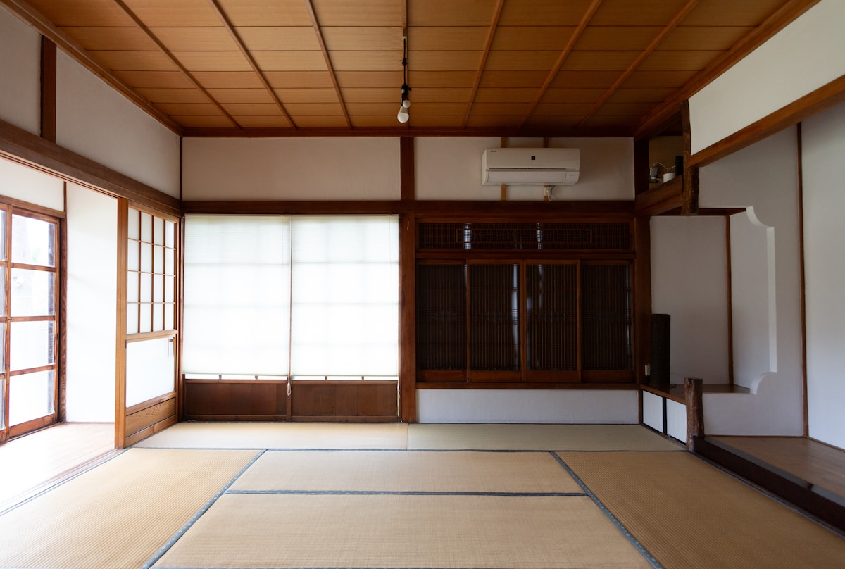 חדר בסגנון יפני
זה חדר בסגנון יפני עם 8 מחצלות טטאמי + 4 מחצלות טטאמיאנחנו יכולים להכין פוטונים לעד 6 אורחים.