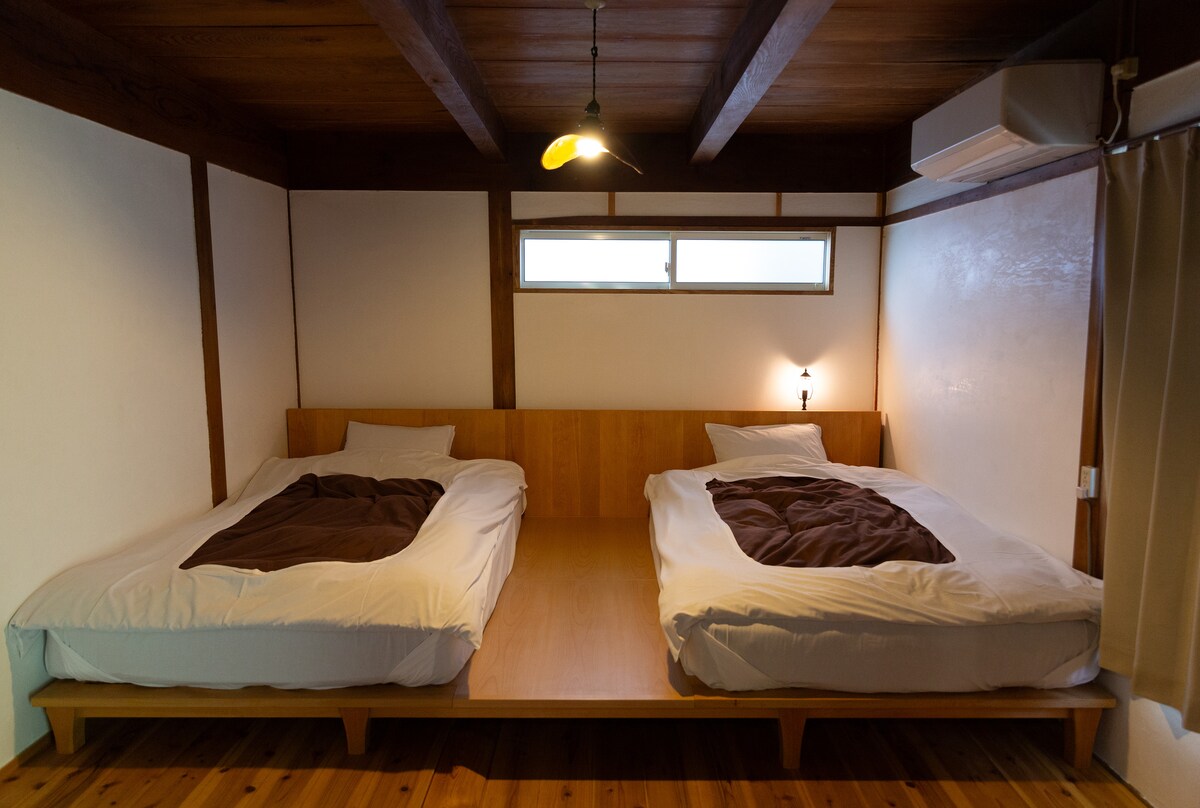 יש שני מזרנים בגודל חצי כפול על מיטה גדולה מלאה בחדרים.אם אתם ישנים עם ילד קטן, אפשר גם לחבר את המזרן.