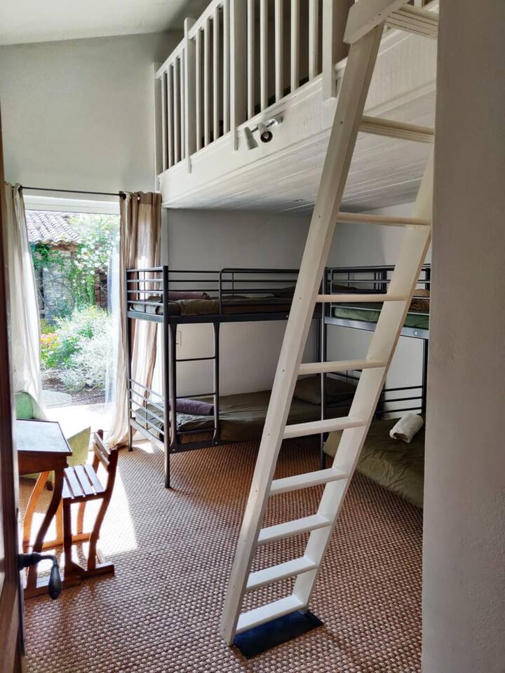 Au rez-de-chaussée, chambre avec 2 lits superposés + 1 lit 140 en mezzanine