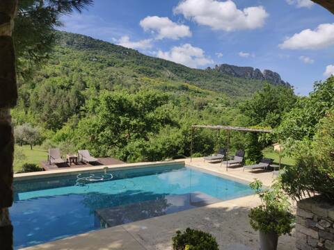 Exceptional 5* rated farmhouse with pool