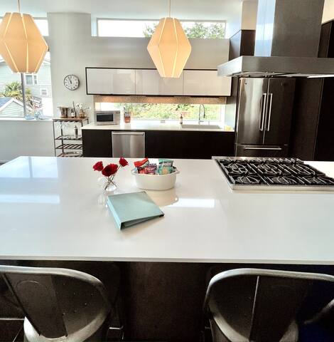 Spacious Modern City Home+Views+Hot tub+Parking gallery image 4