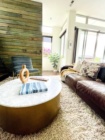 Spacious Modern City Home+Views+Hot tub+Parking gallery image 3