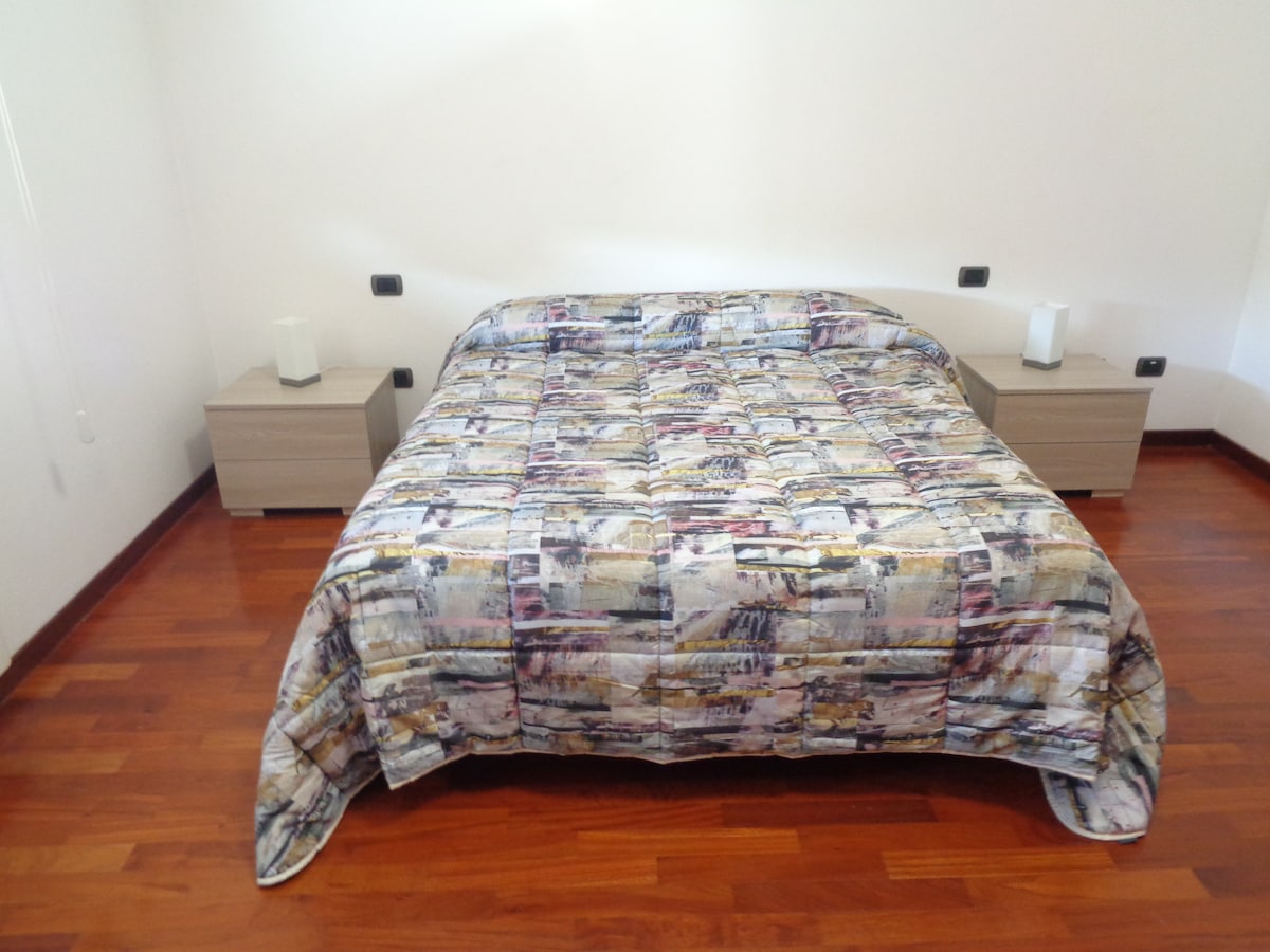 Kamera Marco.
TV a klimatizácia.