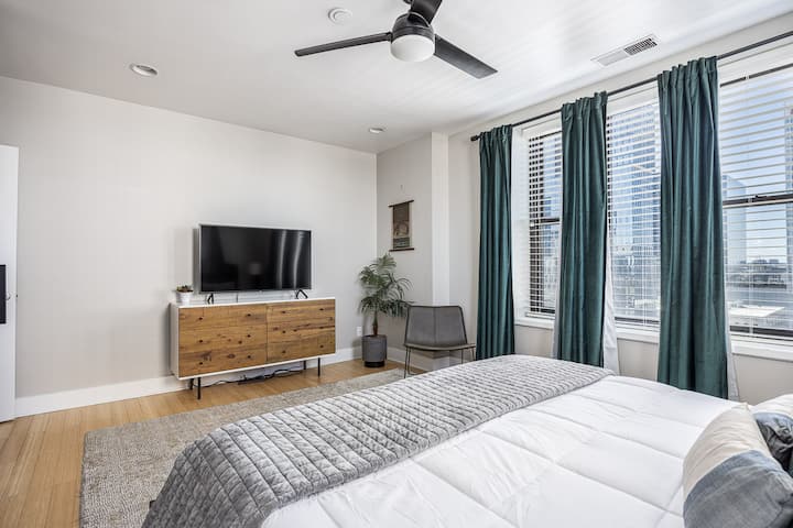 光线充足，可欣赏西纳什维尔的美景。  然后是遮光窗帘，让您能睡个好觉。