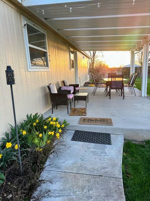 Spacious Quiet Country Gem <1 Mile to Town PacMan