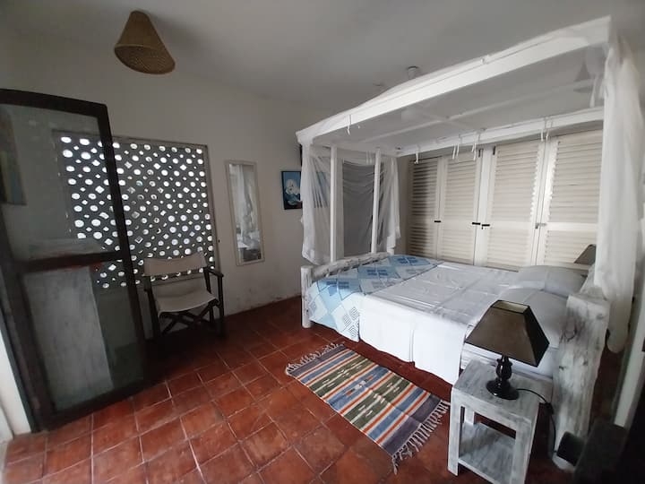 La camera da letto al piano terra dispone di un letto queen size, ripostigli e bagno completo. La stanza si apre sul patio e sul soggiorno. 