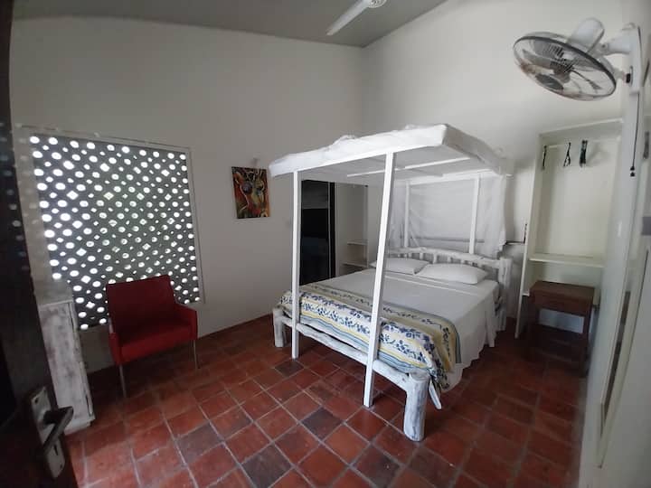 La camera da letto principale si trova al piano superiore e dispone di un letto a due piazze, zanzariera, ventilatori e ripostiglio. Goditi il tuo caffè mattutino o il tramonto serale sul balcone con vista sull'oceano.