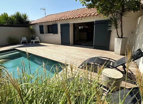 Private heated pool. Close to beach. 11 kW terminal
