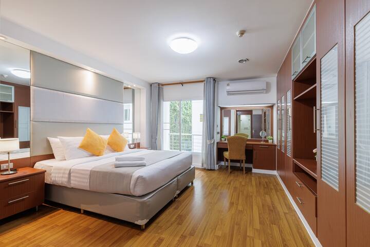 Lux 3BR – Quiet – Pool/Dining – Nana BTS, Serviced gallery image 2