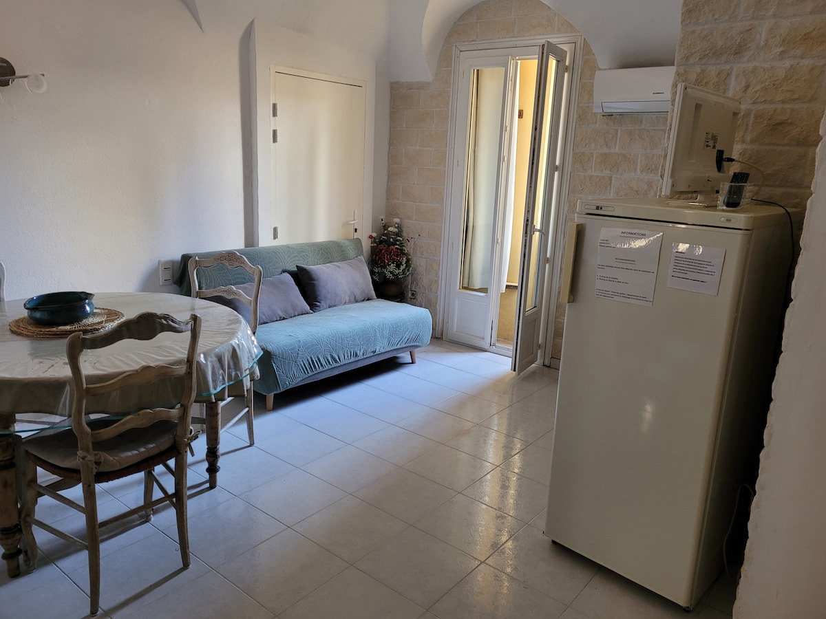 Erfolgreiche Airbnb-Immobilie: Small charming apartment in the heart of the village in Saint Florent