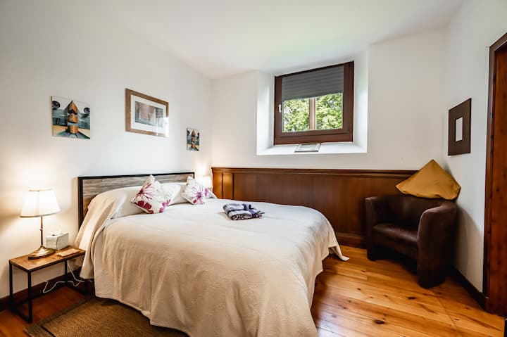 חדר שינה מקסים בחלק האחורי של קומת הקרקע.