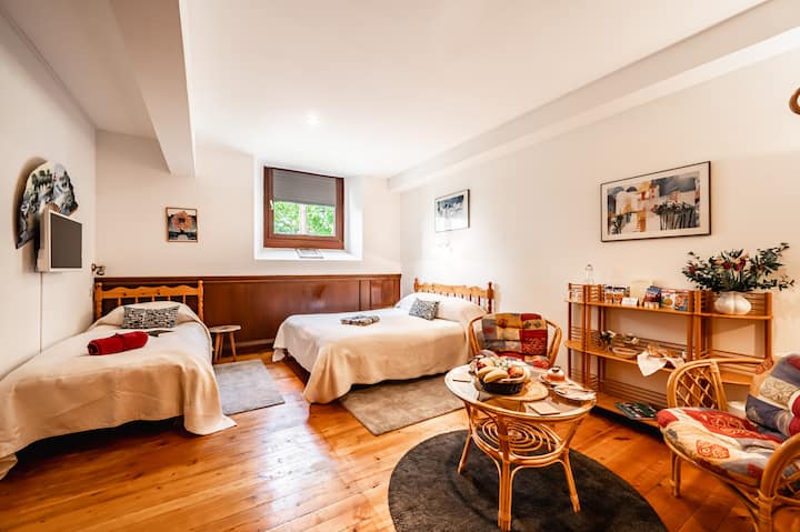 חדר שינה מרווח עם מיטה זוגית ומיטת יחיד.