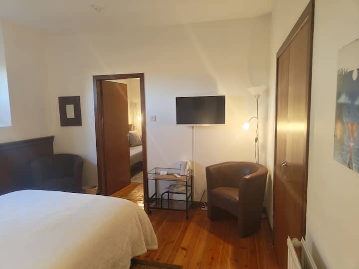 חדר נוסף שימושי, כמו גם צמוד/אוכל...נכנס מחדר השינה האחורי ומהמסדרון הקדמי.