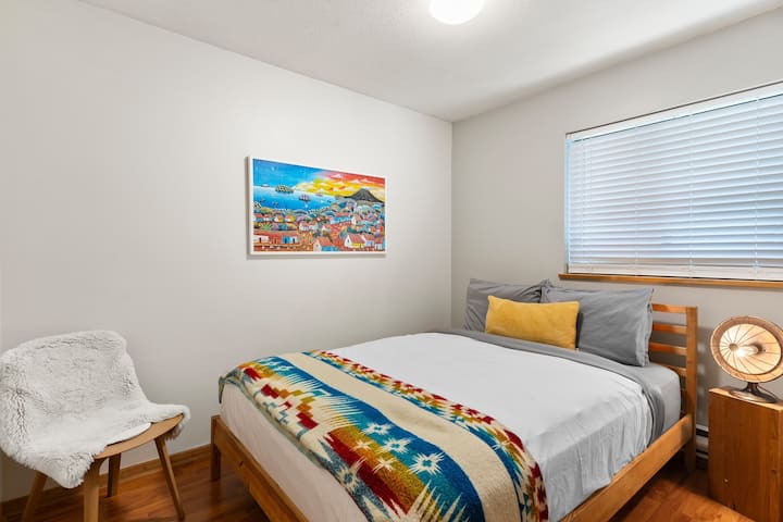 Segundo dormitorio en el piso principal con cama tamaño queen.