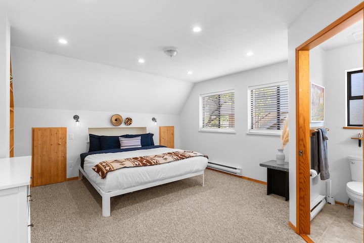 Dormitorio principal con cama tamaño king.