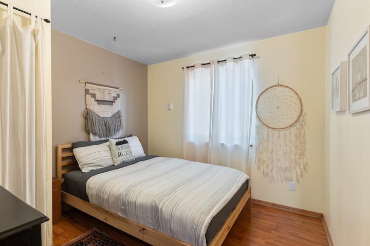 Primer dormitorio en el piso principal con cama tamaño queen.