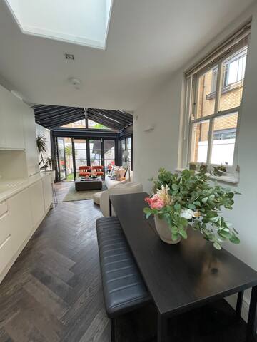 LARGE boutique 3 bed apartment & garden gallery image 5