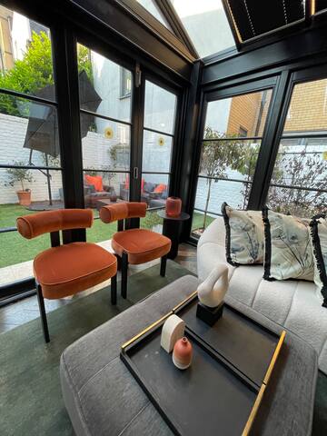 LARGE boutique 3 bed apartment & garden gallery image 3