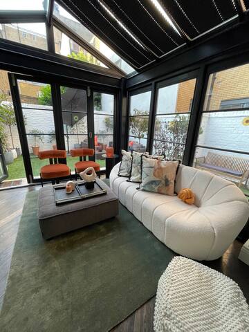 LARGE boutique 3 bed apartment & garden gallery image 2