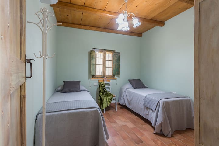 Casa Magica – спална соба со два единечни кревета поврзани со врата со двојна спална соба