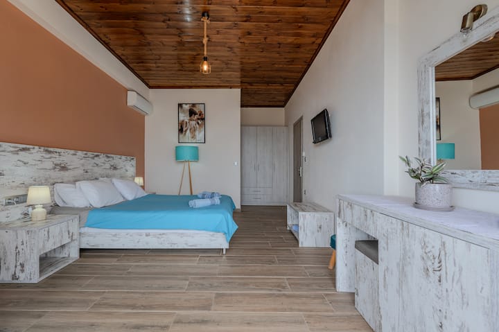 Dhomë gjumi e rehatshme me një krevat dopio dhe një banjë