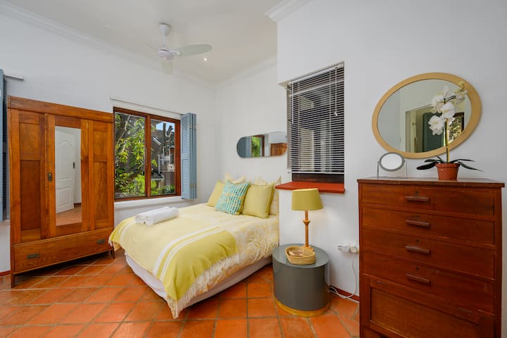 ห้องนอนชั้นบน 2 มีเตียงขนาดใหญ่และห้องน้ำในตัว 