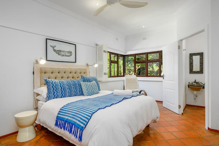 ห้องนอนทั้งหมดอยู่ชั้นบน ห้องนอนหลักมีเตียงขนาดใหญ่และห้องน้ำในตัวพร้อมฝักบัวและอ่างล้างหน้า 