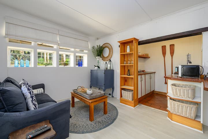 พื้นที่ห้องนั่งเล่นเล็กๆ ในคอทเทจ 