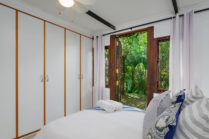 ห้องนอนที่ 5 ตั้งอยู่ในคอทเทจนอกบ้านหลัก พื้นที่นี้สามารถใช้สำหรับกลุ่มใหญ่กว่า 4 ห้องนอนภายในบ้านหลัก 