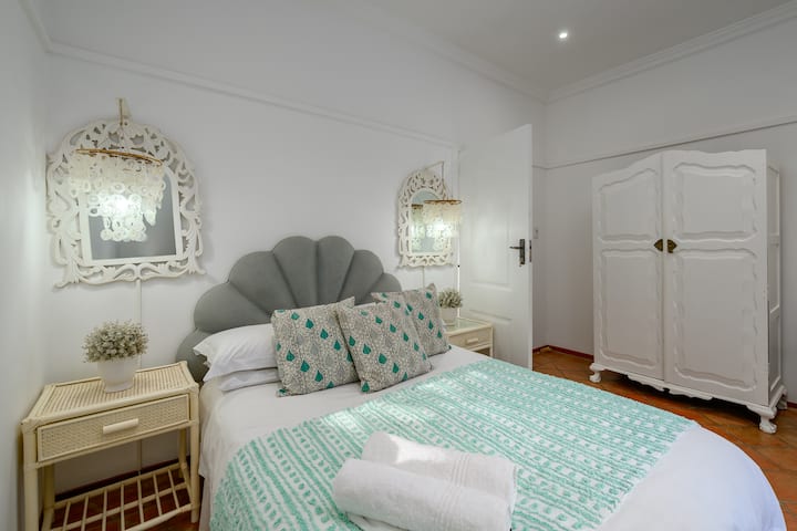 ห้องนอนที่ 4 มีโคมไฟข้างเตียงที่สวยงามและเตียงนอนสบาย 