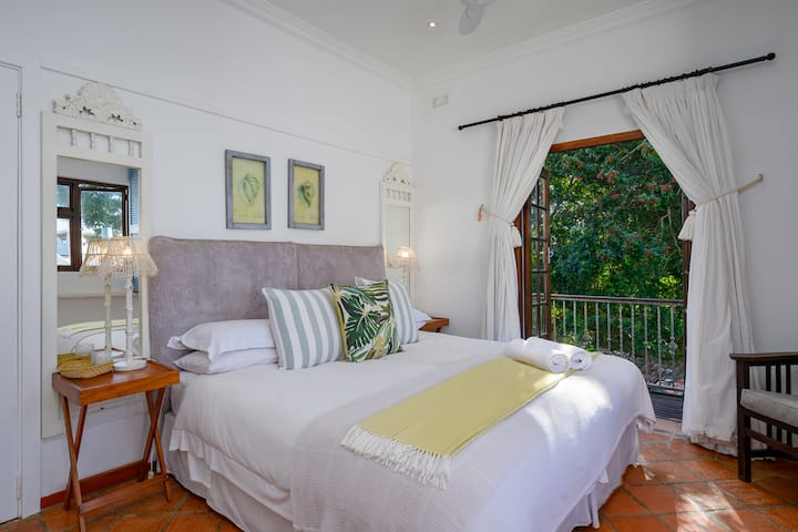 ห้องนอนที่ 3 มีเตียงเดี่ยว 2 เตียงและประตูที่เปิดออกเพื่อให้ลมทะเลพัดเข้ามา 