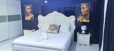 KANDI GROSVENOR SQUARE HIGH QUALITY PENTHOUSE G15