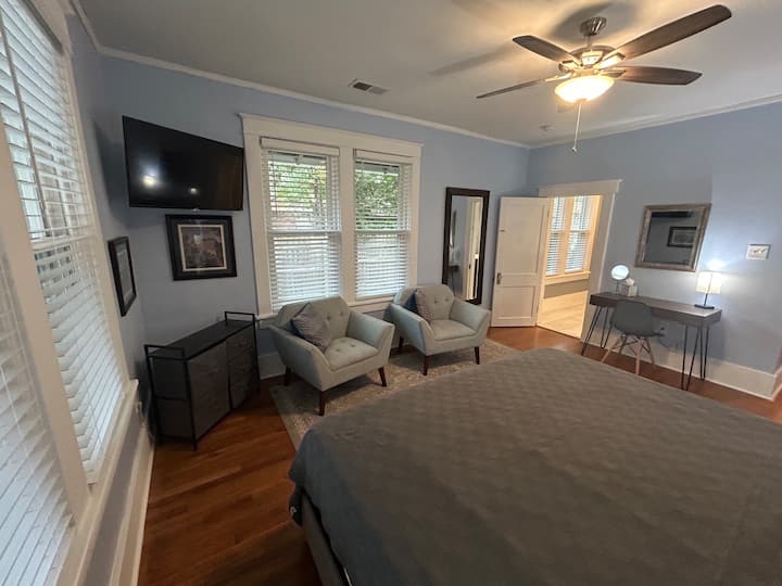 Large bedroom king size bed, en suite bath