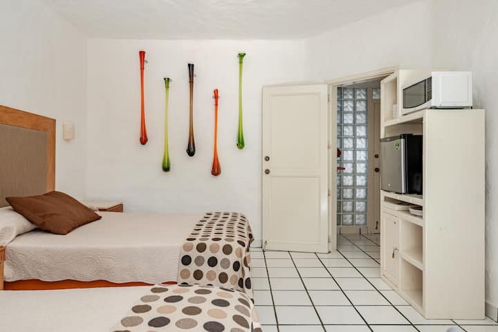 Იდეალურია 4 ადამიანისთვის, შეგიძლიათ მიირთვათ მსუბუქი საუზმე ან წასახემსებელი, მინიბარი, კაფსულა ყავის აპარატი, მიკროტალღური ღუმელი, 4 ჭიქა, ჭიქის თეფშები და დანა-ჩანგალი