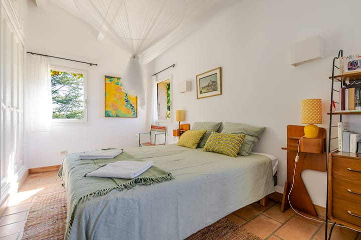 Spavaća soba 2 na katu, s pogledom na vrt. Bračni krevet. Klima-uređaj.