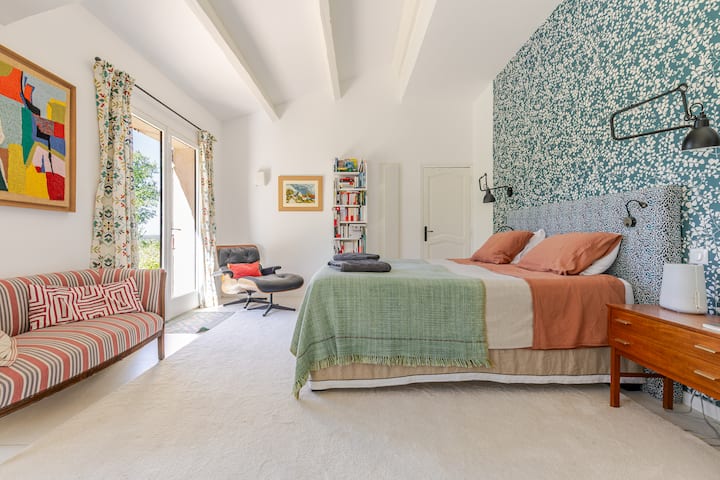 Glavna spavaća soba u prizemlju. Ova spavaća soba gleda na bazen i vrt. Podni klima-uređaj.