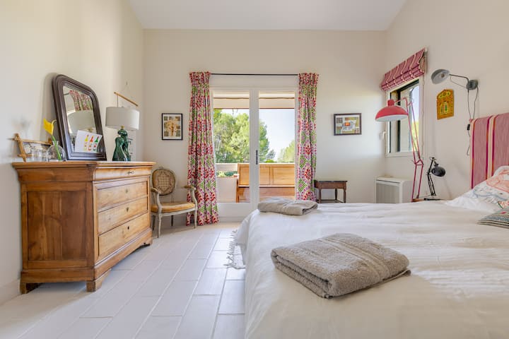 Spavaća soba 3 na katu s pogledom na malu terasu. Klima-uređaj.