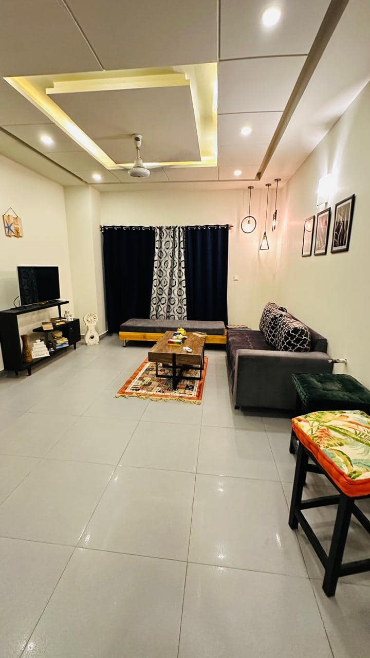 Willkommen in unserem gemütlichen Wohnzimmer, wo Entspannung auf Komfort trifft! Dieser Bereich ist perfekt für einen faulen Urlaub geeignet, egal ob du Netflix ansiehst oder etwas Arbeit aus der Ferne erledigen möchtest.